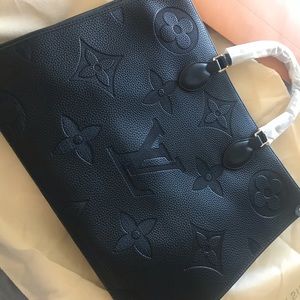 LV ONTHEGO Giant Mongram Color Black M44571